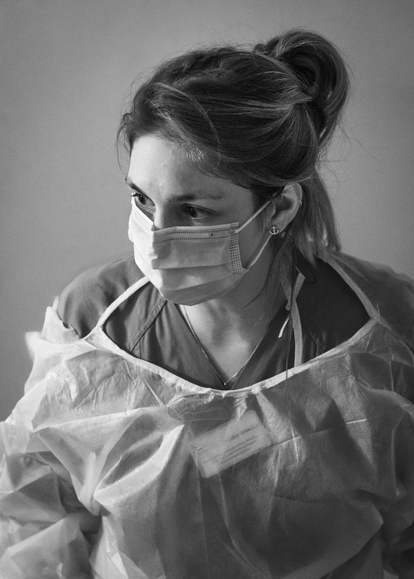 Nicht muede werden —  Portrait of an intensive care nurse with mask