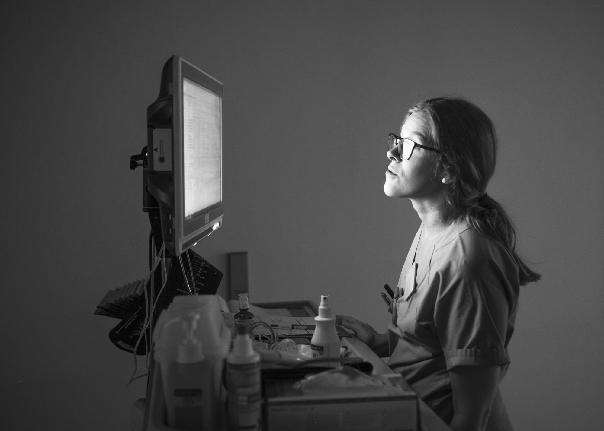 Nicht muede werden —  Environmental portrait of a nurse working on a computer at night