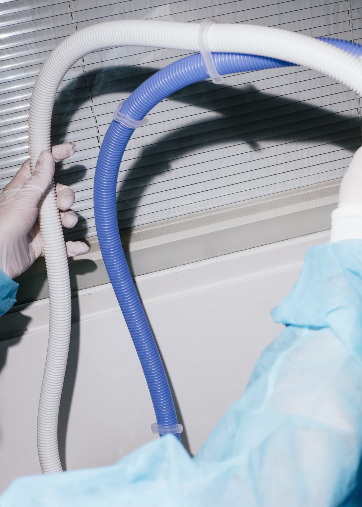 Nicht muede werden —  Hand detail of a nurse preparing a ventilator