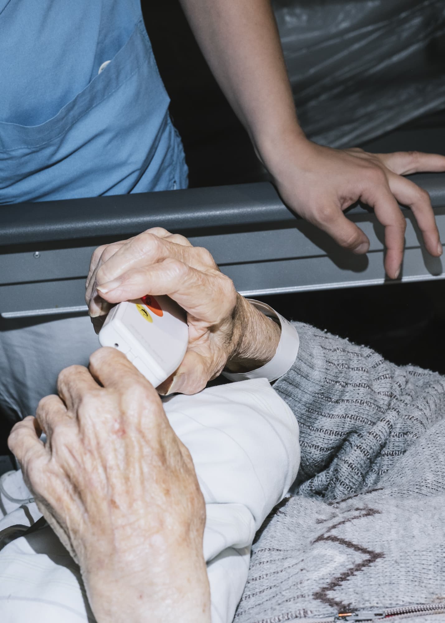 Nicht muede werden — Hand detail of a nurse reassuring a patient in bed