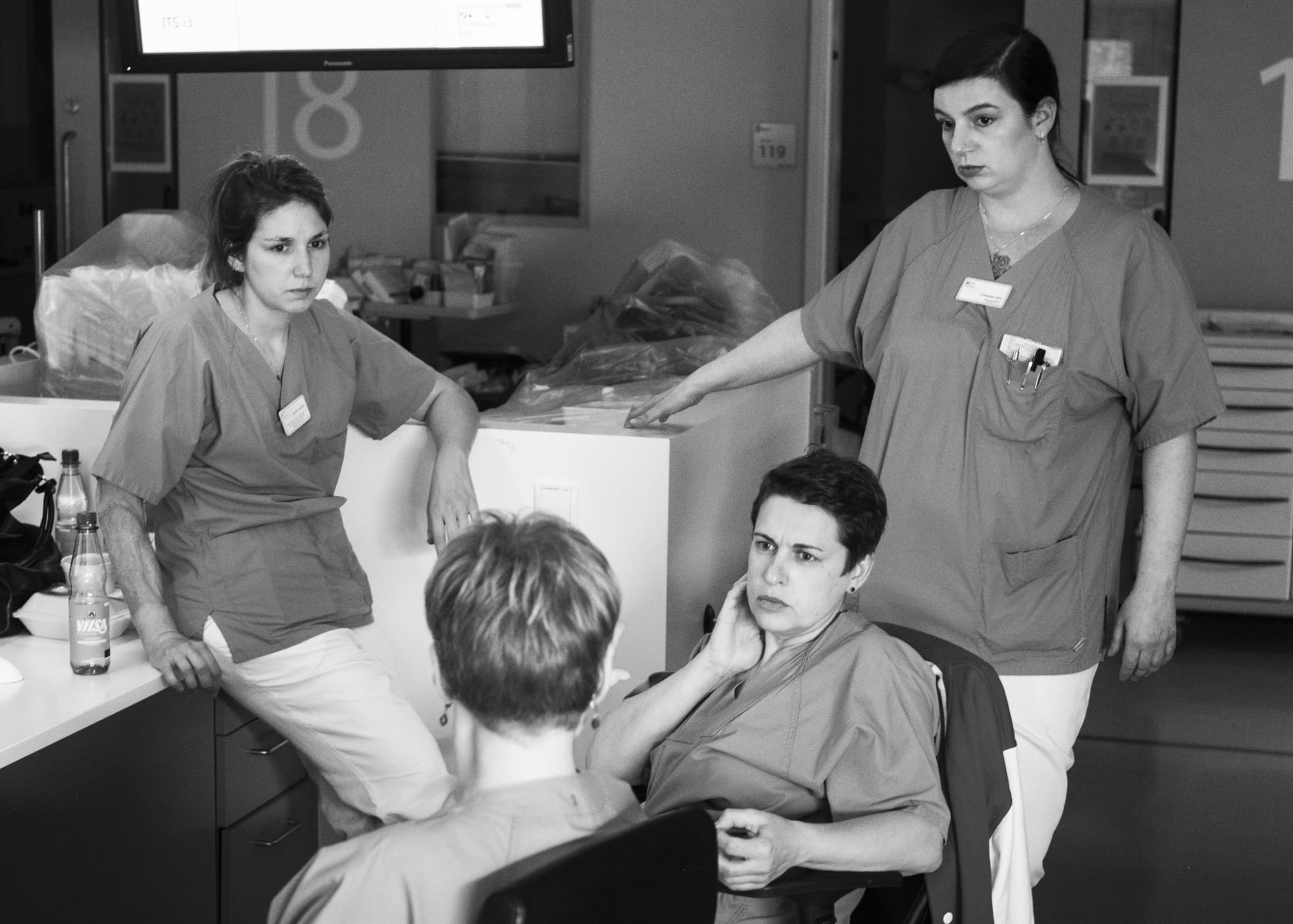 Nicht muede werden — a group of female nurses in a discussion on intensive care station at night